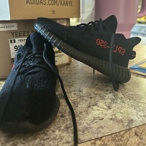 KIDS BOYS 9K YEEZY BOOST SHOES NEVER WORN